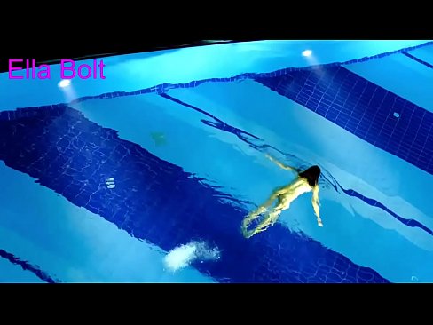 ❤️ Saya tidak bisa berhenti menonton, pirang muda tertangkap basah berenang di kolam resor ELLA BOLT ☑ porno indah di id.teatroporno.ru ❤